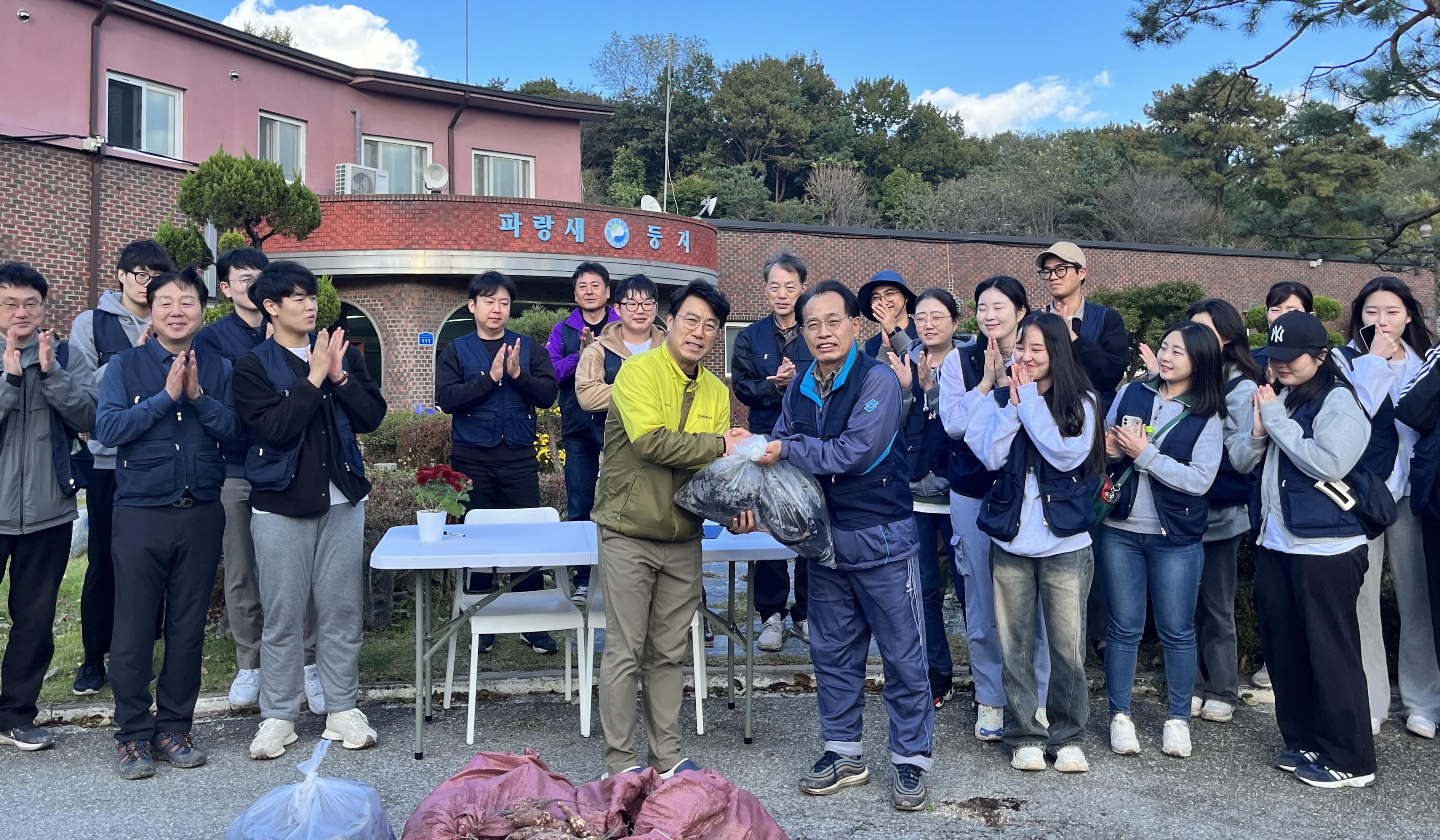 수확한 작물을 파랑새둥지에 전달하는 사진.jpg